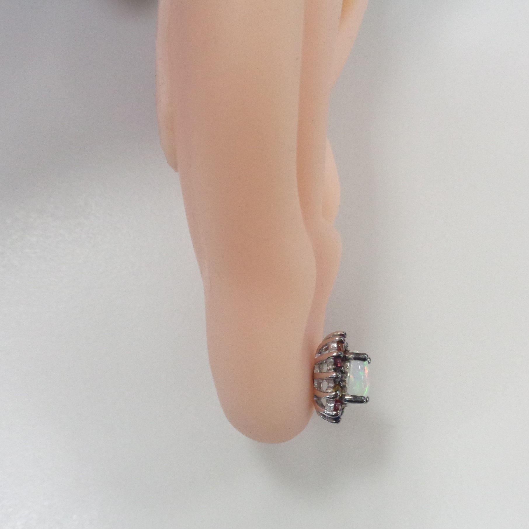 Серебряные серьги-пусеты с опалами